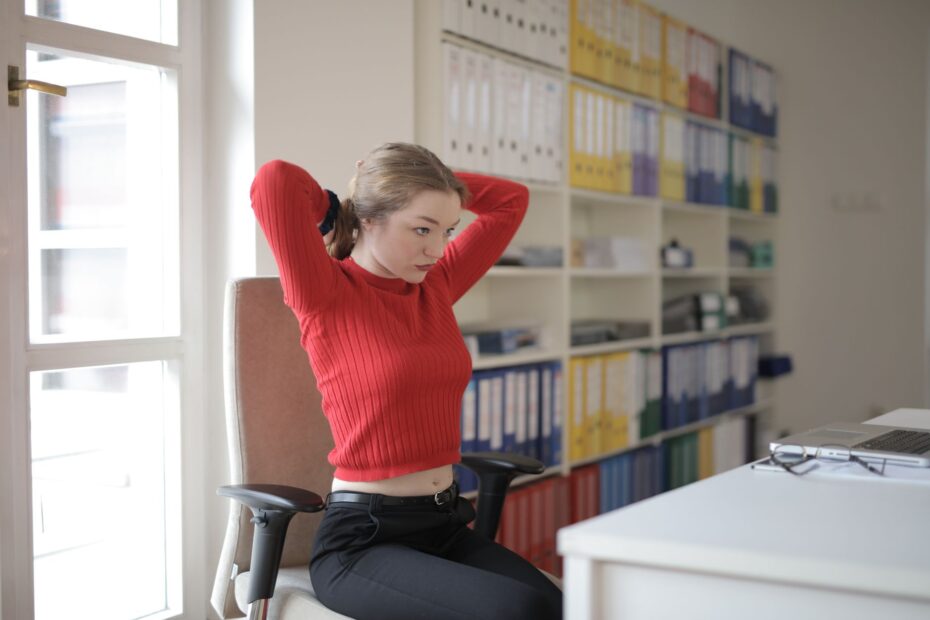 Microdescansos activos para cuidar tu cuerpo cuando trabajas sentado